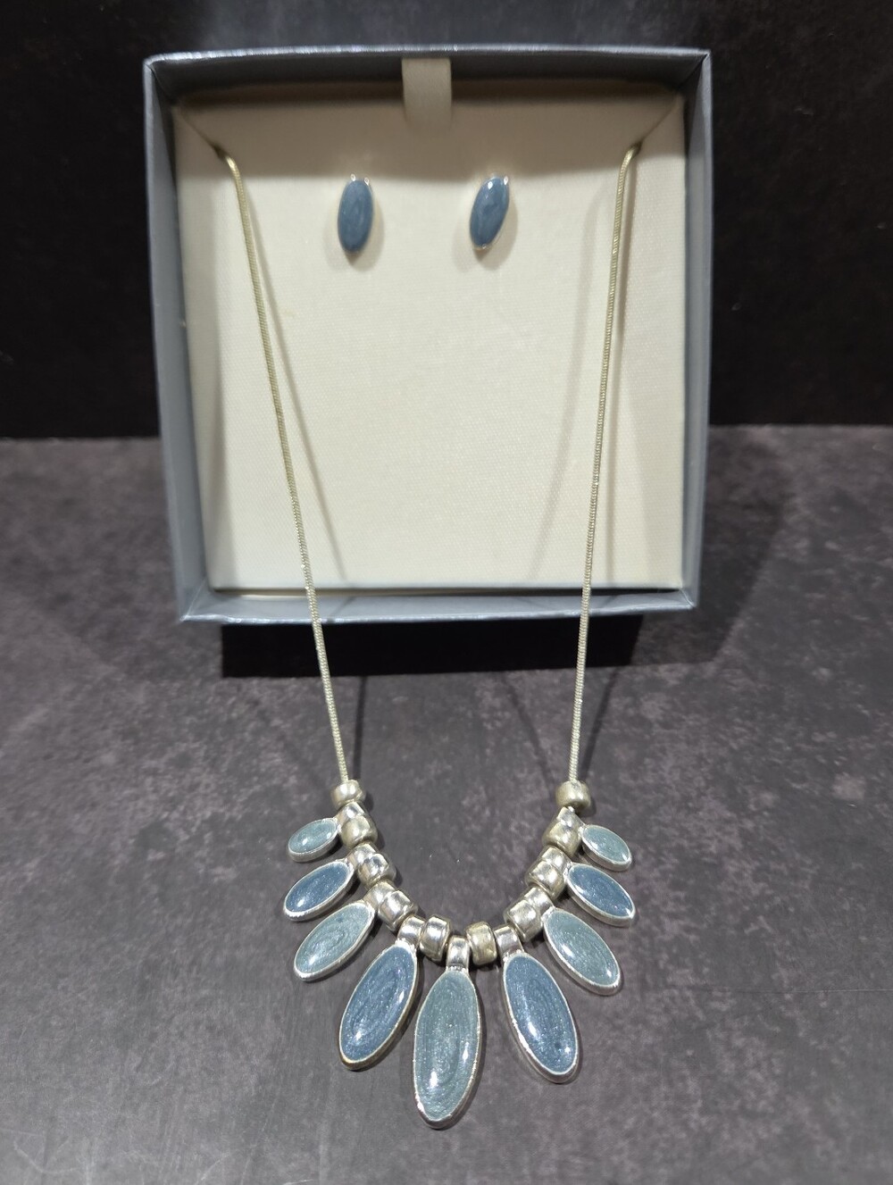 Beautiful Box Sets, Necklace & Earrings Choose 1 - Picture 3 of 4